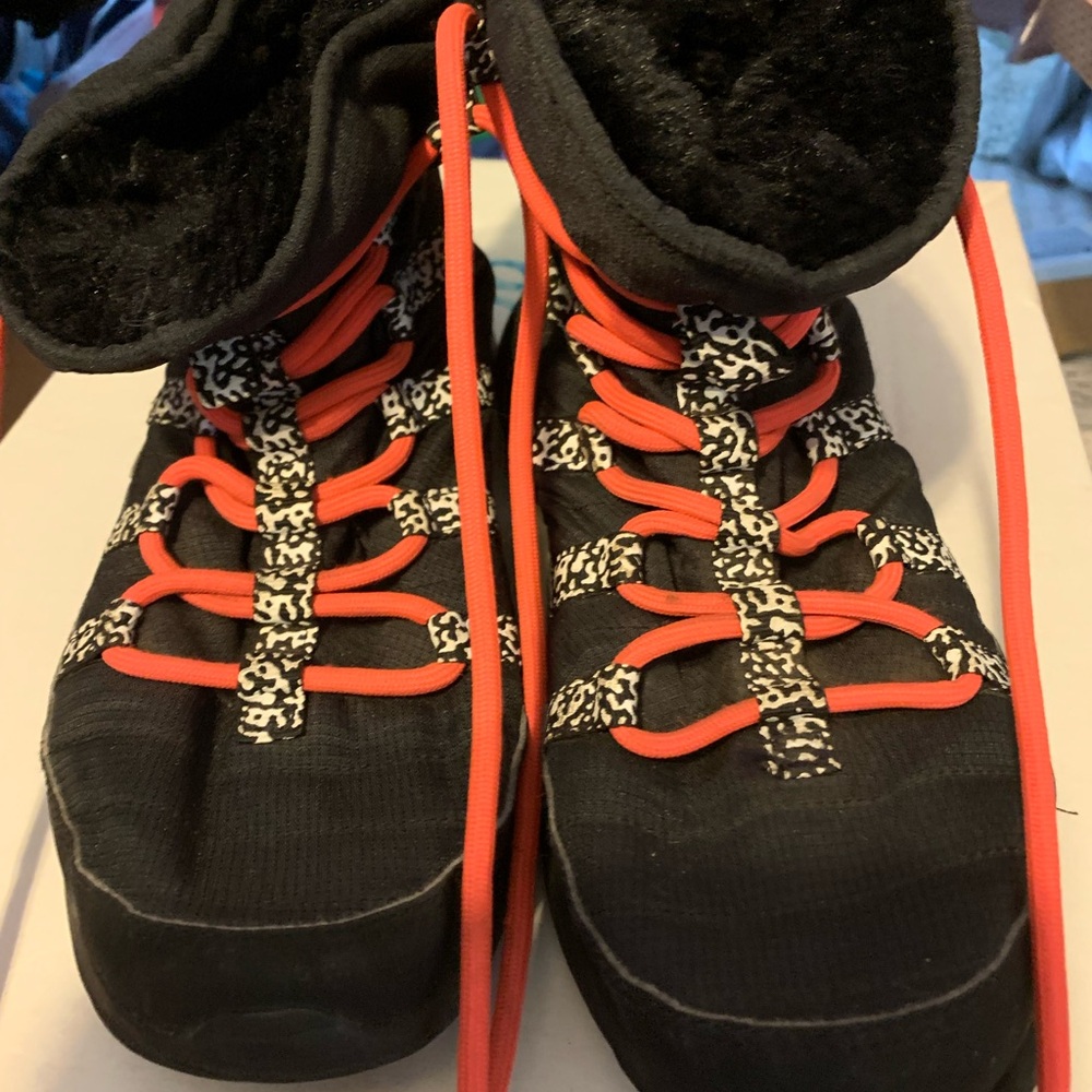 Nike Better World Girls snow boots size 5.5 Y